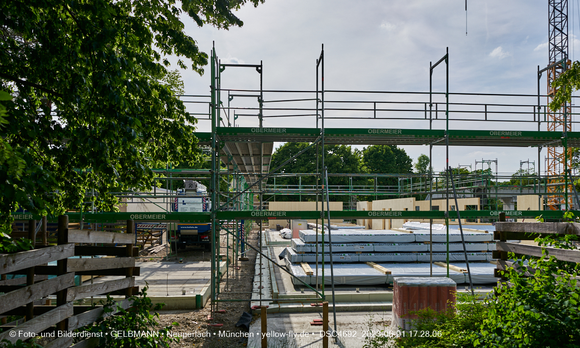 01.06.2023 - Neue Holzwände für das Haus für Kinder in Neuperlach in München